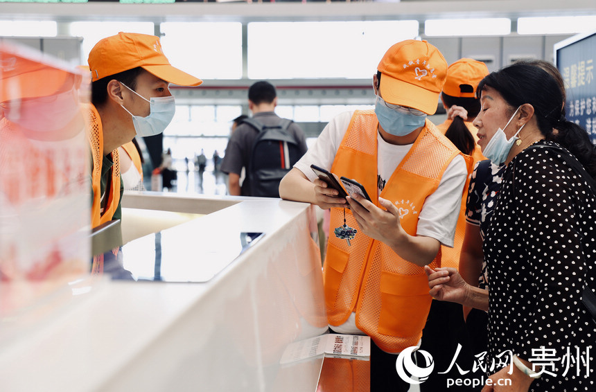 貴陽北站候車廳內願者為旅客提供服務。人民網 顧蘭雲攝