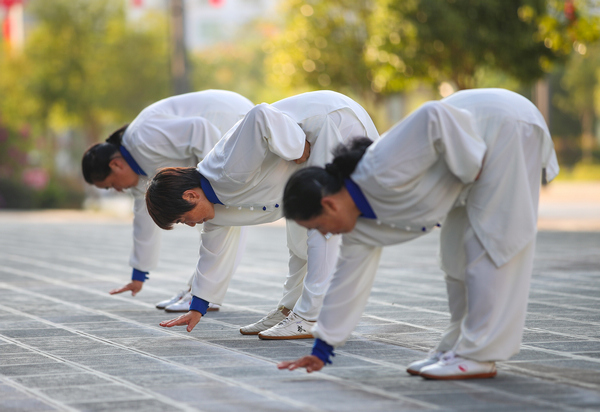 2021年10月5日，市民在贵州省铜仁市玉屏侗族自治县舞阳广场练习太极拳。