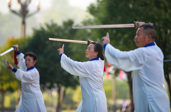 2021年10月5日，市民在贵州省铜仁市玉屏侗族自治县舞阳广场练习太极剑。