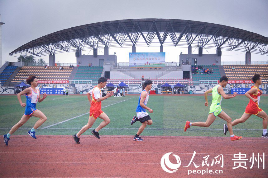 贵阳职业技术学院举行校园运动会，学校学生积极参与跑步比赛。人民网 龙章榆摄
