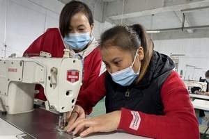 引进服装厂 群众“家门口”就业桐梓县木瓜镇党委政府引进英豪服装有限公司，为居民提供就业岗位。