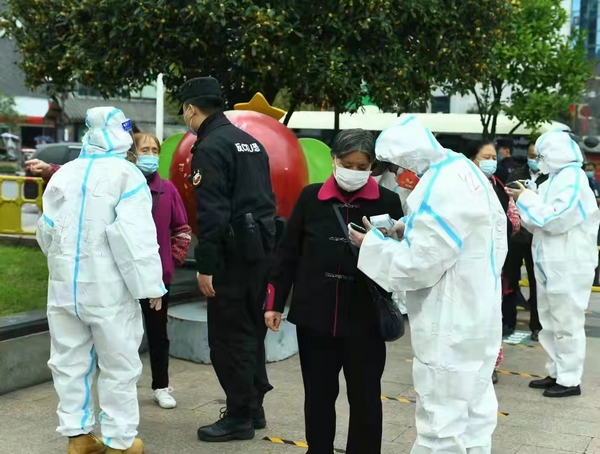 10月26日，志願者幫助老年人使用智能手機進入核酸採集系統。貴州日報天眼新聞記者龐博 攝