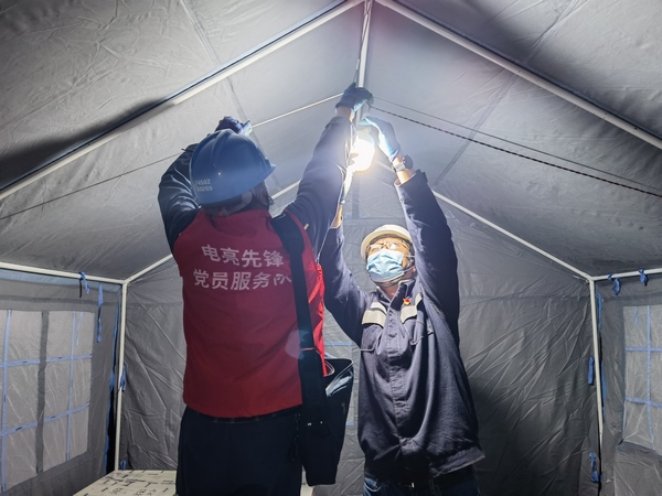 “黨員突擊隊”為遵義市匯川區第一人民醫院21頂監測應急帳篷安裝臨時用電。