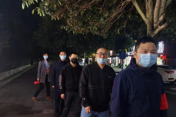 在職黨員干部夜間社區巡邏。
