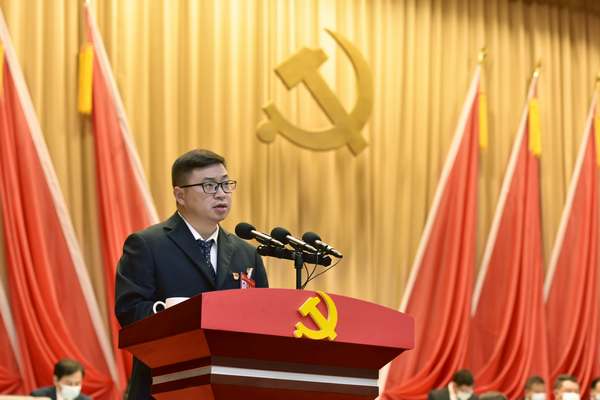 鄒浩代表中國共產黨羅甸縣第十二屆紀律檢查委員會作工作報告。