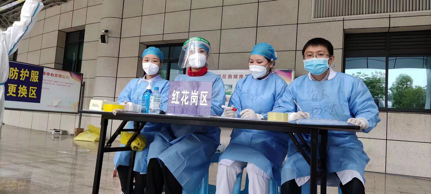貴大醫療隊承擔紅花崗區核酸採集點的核酸採樣任務。 貴州大學供圖
