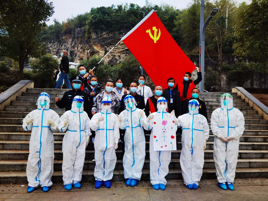 貴大醫療隊和相關工作人員合影。 貴州大學供圖