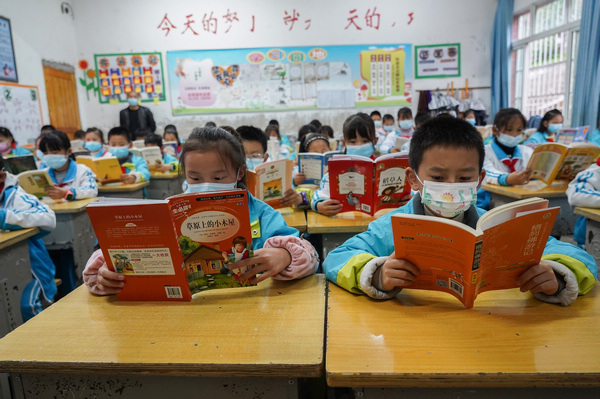 县第三小学的延时课堂“大阅读”。  彭飞 摄