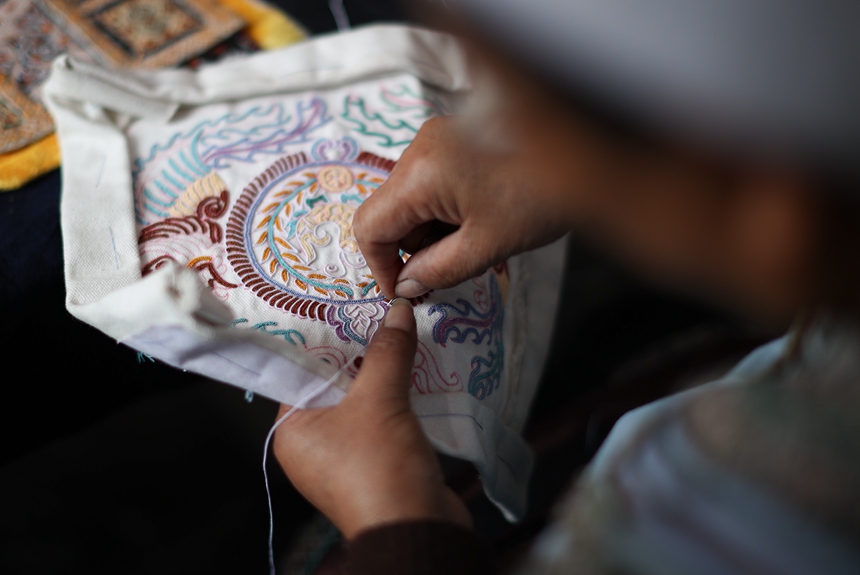 在三都水族自治縣中和鎮雪花湖移民社區一家馬尾繡手工坊，水族手工藝人在制作馬尾繡。       
