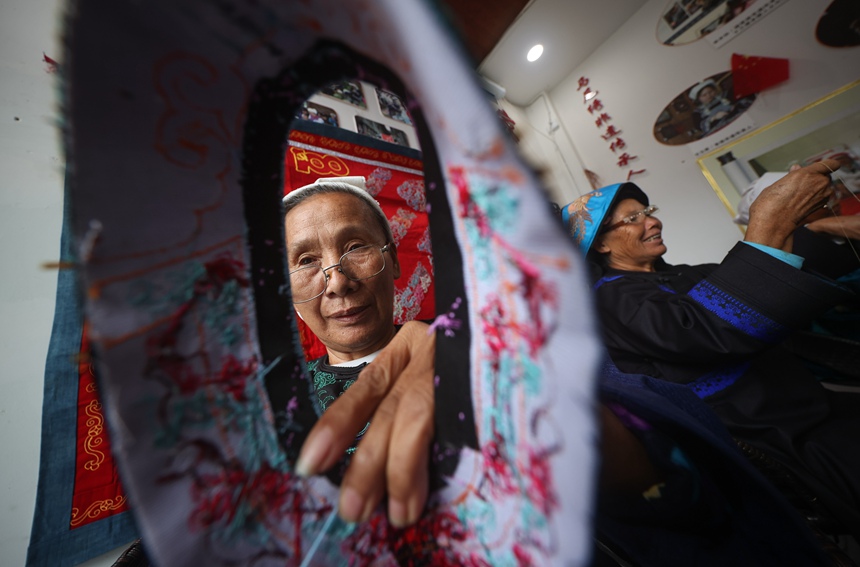 在三都水族自治縣中和鎮雪花湖移民社區一家馬尾繡手工坊，水族手工藝人在制作馬尾繡。     
