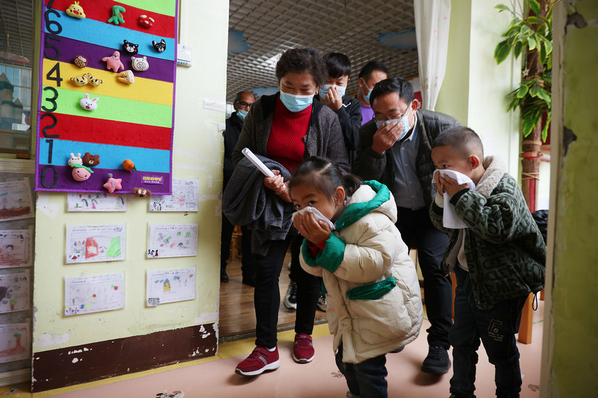 11月4日，在貴州省丹寨縣示范幼兒園，孩子們和家長共同演練火警逃生。