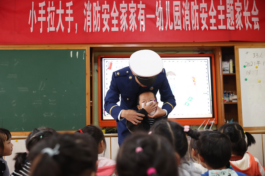 11月4日，在貴州省丹寨縣示范幼兒園，消防隊員向孩子們示范如何進行火警逃生防護准備。
