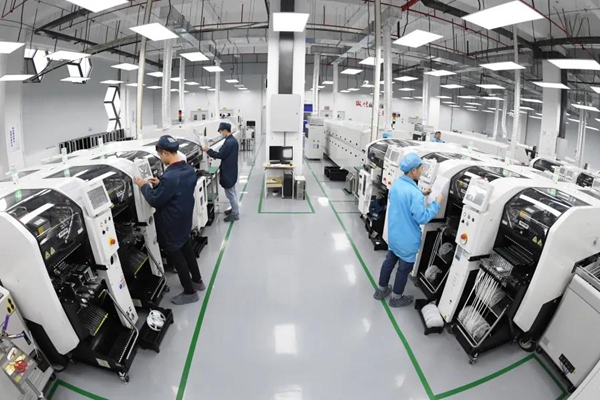 貴陽臻芯科技有限公司的工作人員在SMT生產線鬆下貼片機上進行生產作業。