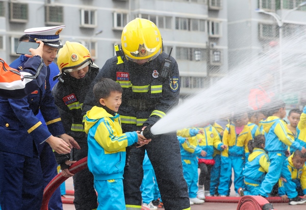 2021年11月9日，在貴州省銅仁市玉屏侗族自治縣實驗幼兒園，孩子們在體驗消防設備的使用。