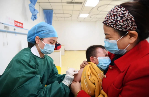 在南明區花果園第四衛生服務中心接種點，醫護人員在為幼兒園的小朋友接種新冠疫苗。