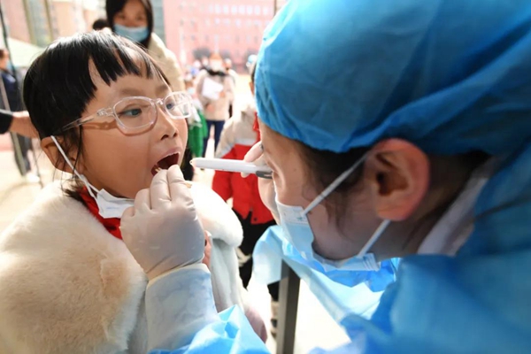 醫護人員為接種新冠疫苗的學生進行身體健康評估。