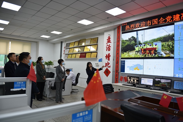 觀摩中國移動銅仁分公司網絡集中監控指揮中心。
