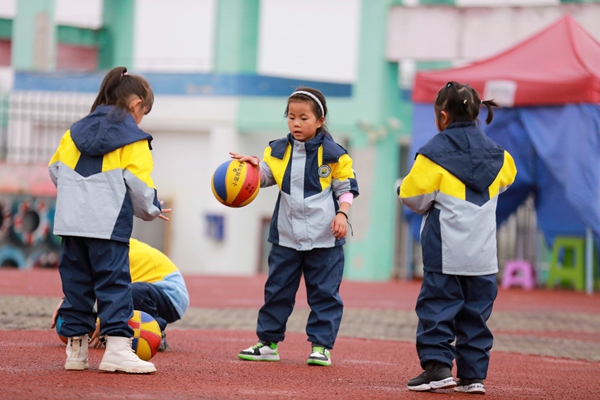 在贵州省黔西市甘棠镇第二幼儿园孩子们正在打篮球。