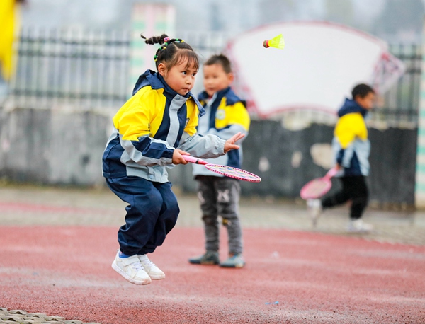 在貴州省黔西市甘棠鎮第二幼兒園孩子們正在打羽毛球。