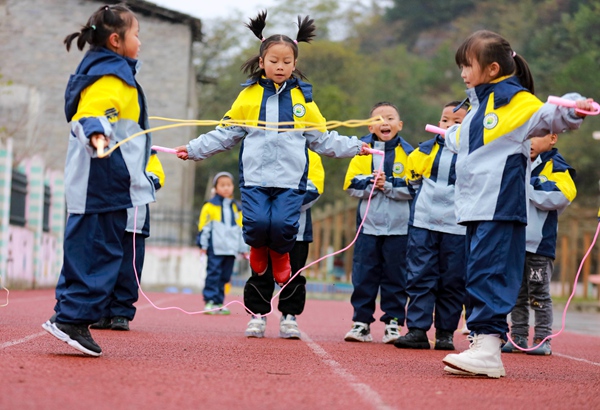 在貴州省黔西市甘棠鎮第二幼兒園孩子們正在跳繩。