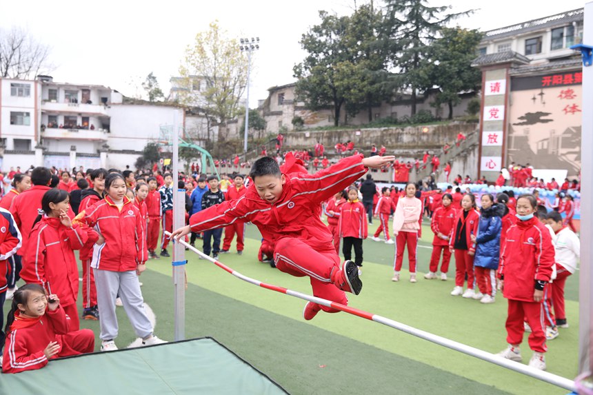 学生在贵州省贵阳市开阳县第一小学运动会参加跳高比赛。
