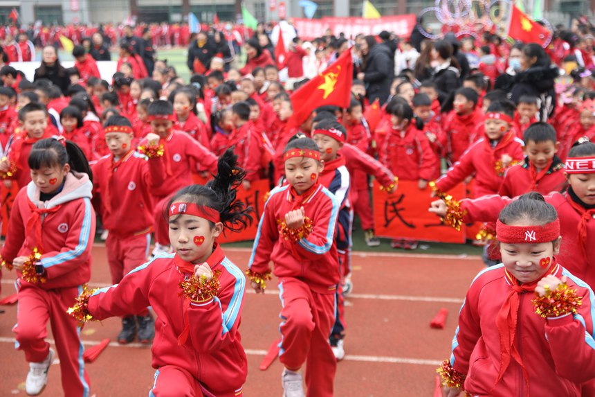 学生在贵州省贵阳市开阳县第一小学运动会开幕式上表演自编操。