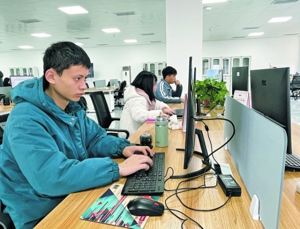 11月18日，贵州永中软件有限公司工作人员在电脑上调试新开发的软件产品。