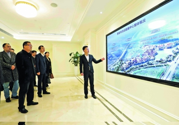 11月9日，工作人员向参观者介绍贵安华为云数据中心整体情况。