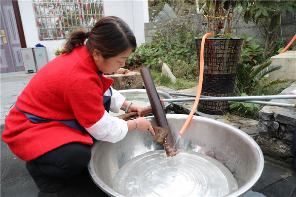 長沖村村民正在用自來水清洗器具。