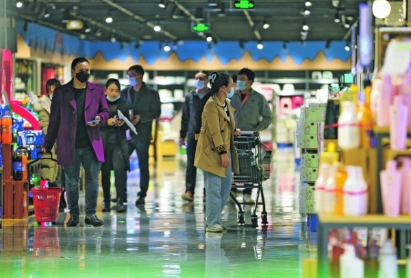 　　图为消费者在贵安云谷FUN天地购物。
