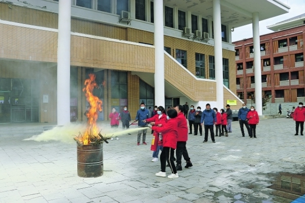 　11月22日，贵安消防宣传员在贵州财经大学指导学生进行灭火演练。