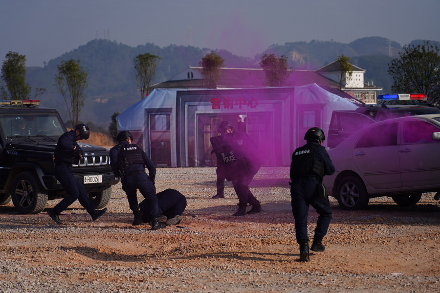 12月1日，在貴州省黔東南州公安特警實戰綜合技能大比武現場，特戰隊員在進行反恐處突應急演練。