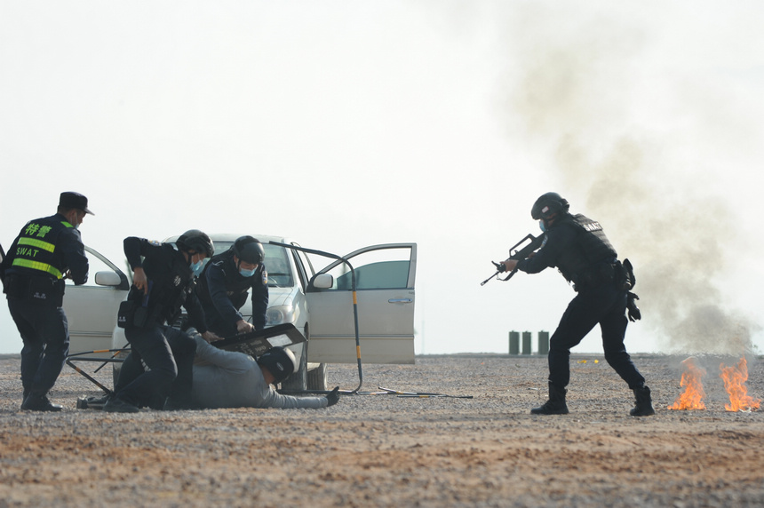 12月1日，在貴州省黔東南州公安特警實戰綜合技能大比武現場，特戰隊員在進行反恐處突應急演練。