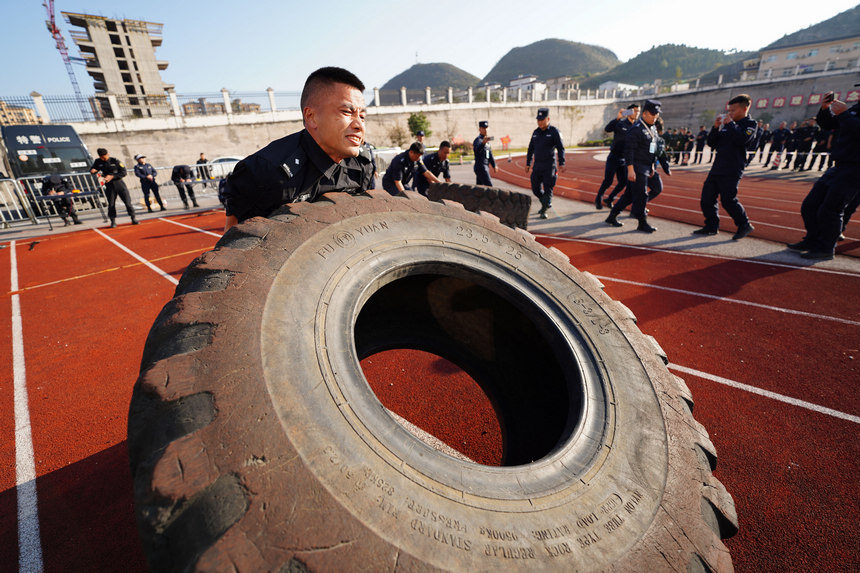 12月1日，在貴州省黔東南州公安特警實戰綜合技能大比武現場，特戰隊員在參加綜合體技能科目比拼。
