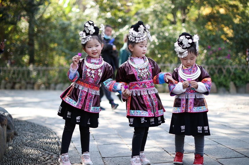 12月5日，侗年里身着节日盛装的侗族小朋友。  