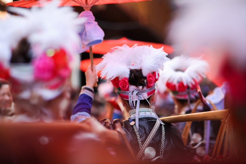 12月5日，身著節日盛裝的侗族群眾參加侗年盛裝巡游。           