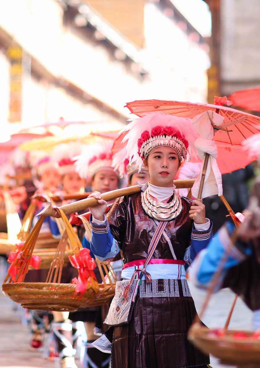 12月5日，身著節日盛裝的侗族群眾參加侗年盛裝巡游。          