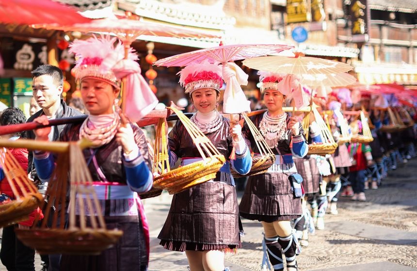 12月5日，身著節日盛裝的侗族群眾參加侗年盛裝巡游。        
