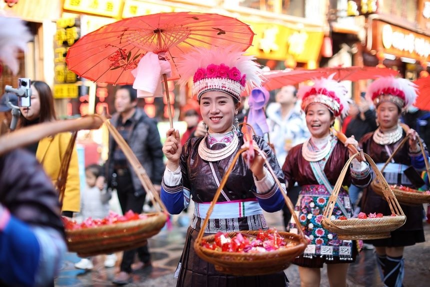 12月5日，身著節日盛裝的侗族群眾參加侗年盛裝巡游。       