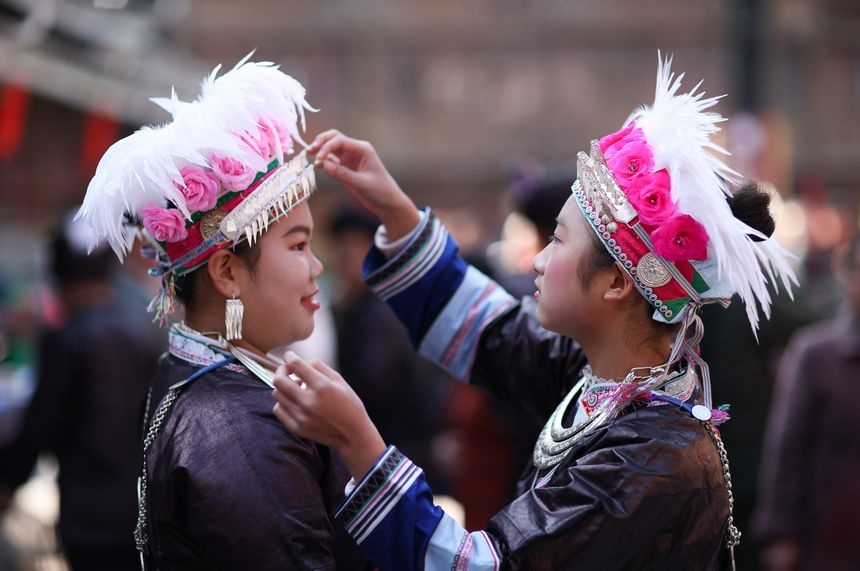 12月5日，身著節日盛裝的侗族小朋友在整理銀飾。