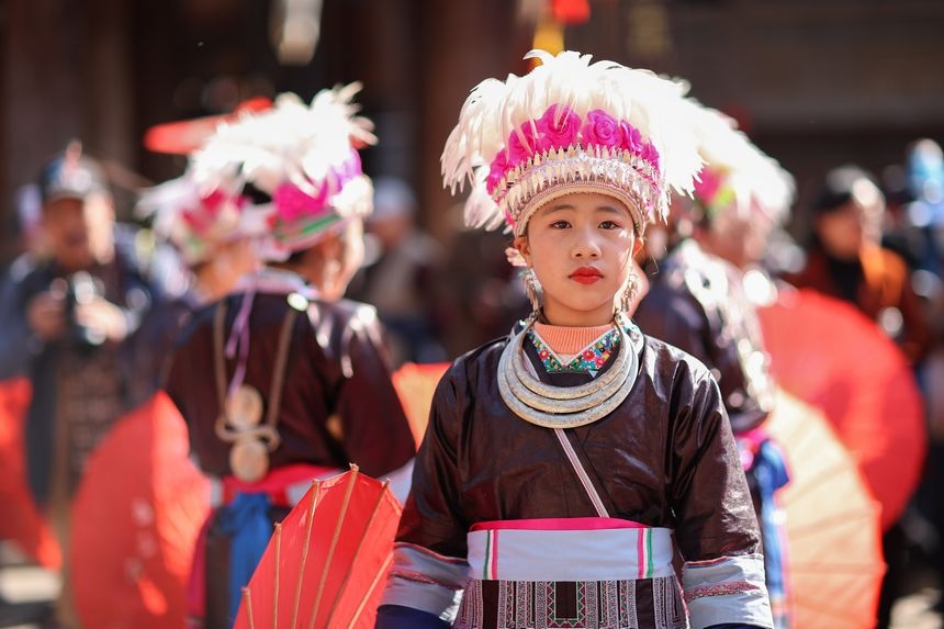 12月5日，一名身著節日盛裝的侗族小朋友准備參加侗年盛裝巡游。