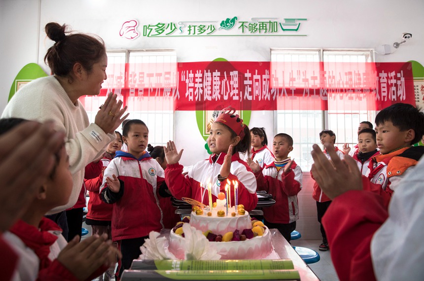 貴州省黔西市洪水小學，學校為特殊群體學生集體過生日。