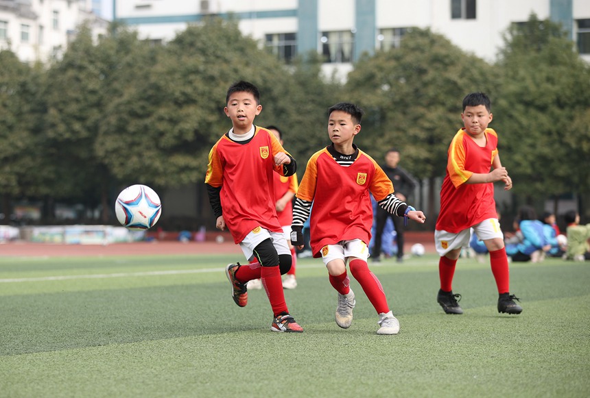 12月9日，校園足球隊員在課間進行分組對抗練習。