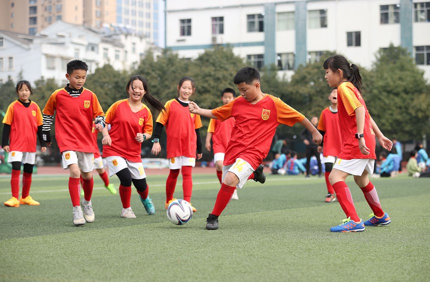 12月9日，校園足球隊員在課間進行分組對抗練習。