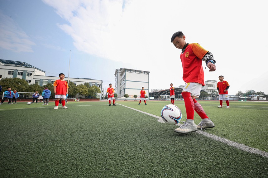 12月9日，校園足球隊員在課間練習足球基本動作。