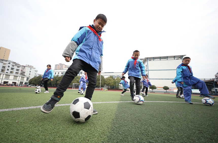 12月9日，學生在足球課上學習足球基本動作。