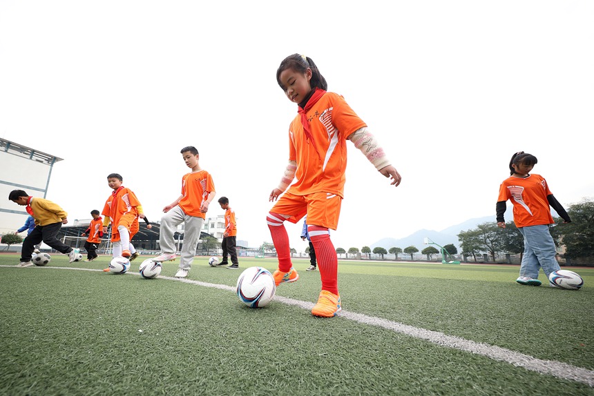 12月9日，學生在足球課上學習足球基本動作。