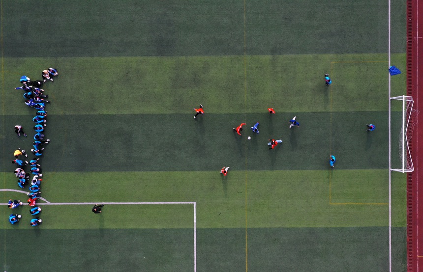 12月9日，在貴州省丹寨縣城關第一小學，小學生在上足球課。