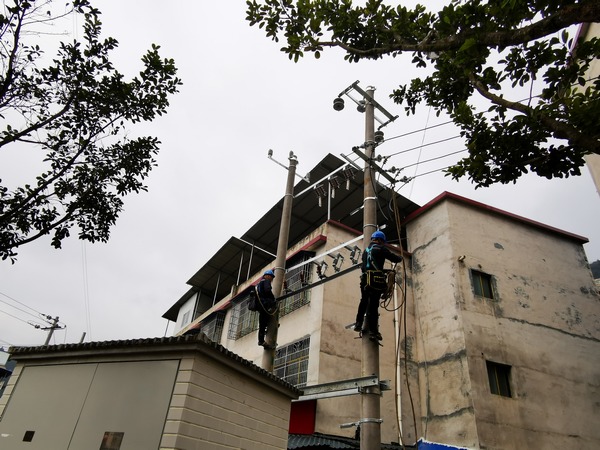 銅仁江口供電局開展“我為群眾辦實事”，為金鐘社區變壓器進行擴容。