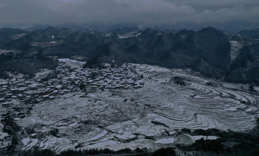 12月26日拍摄贵州省丹寨县龙泉镇高要村雪后的苗寨梯田景色（无人机照片）。